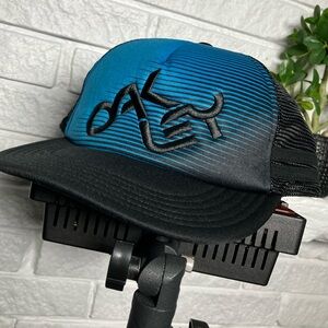 Vintage Oakley Black and Blue Trucker surfer Hat logo spell out embroidered